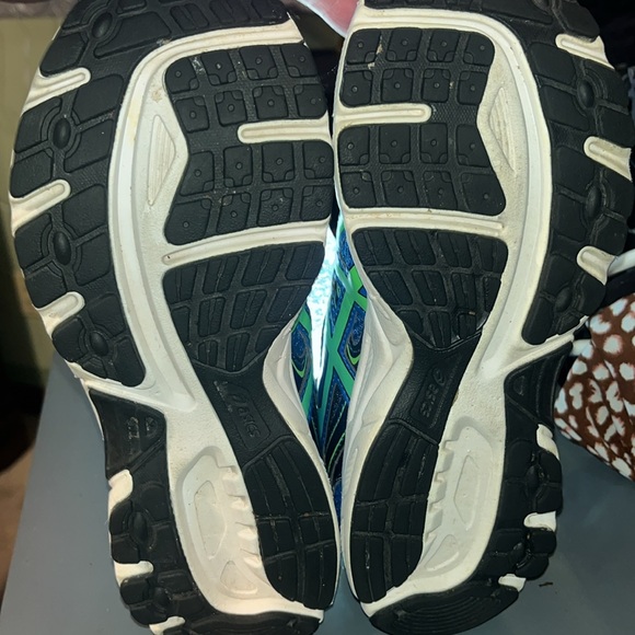 #352- (7)ASICS women’s gel cushion Running shoes - Picture 3 of 8